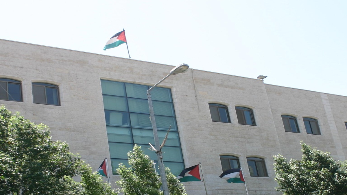 أعلام دولة فلسطين ترفرف أمام المقر التشريعي في رام الله