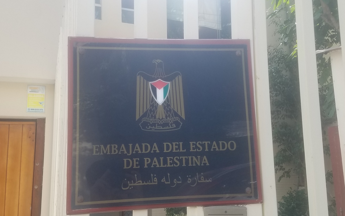 واجهة السفارة واللوحة الرسمية لسفارة دولة فلسطين في سان إيسيدرو، ليما